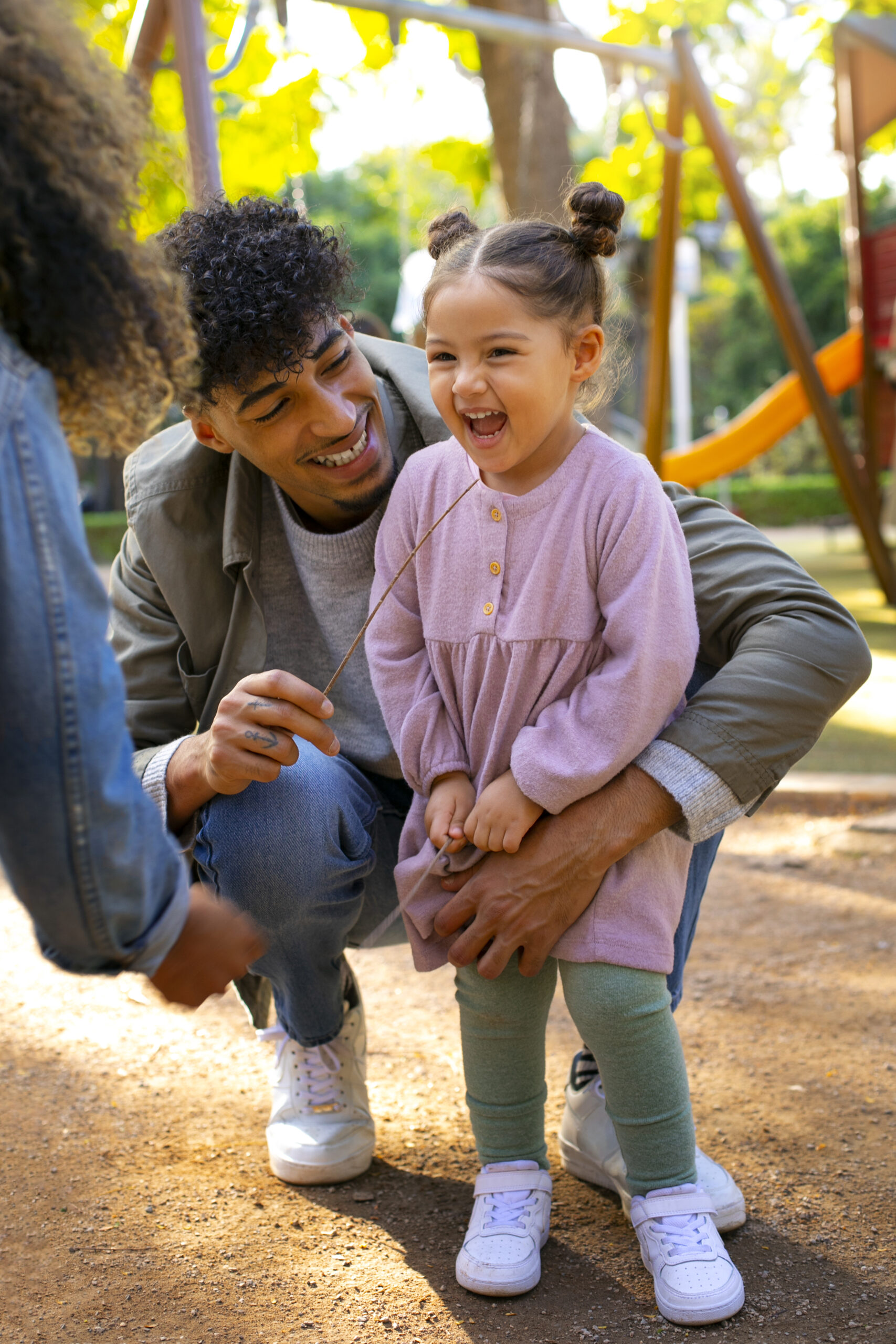 Pai com filha em ambiente externo escolar