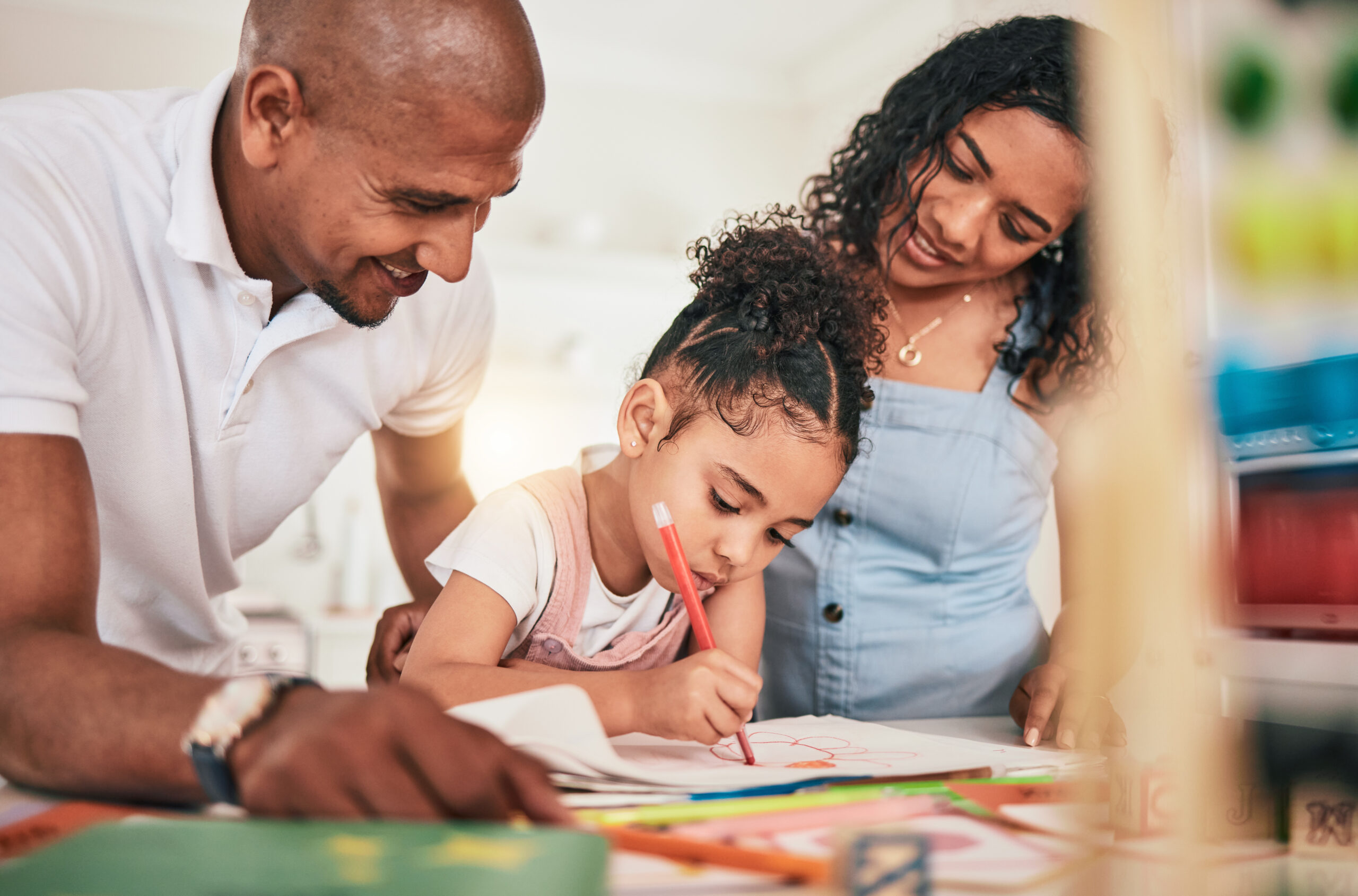 Família acompanhando a educação dos filhos