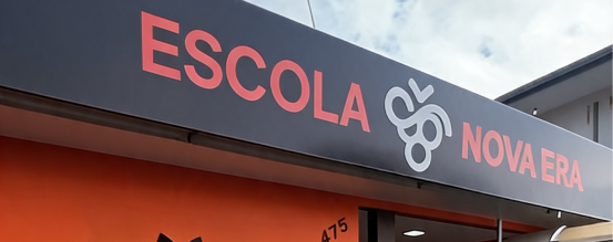 Fachada e ambiente da Escola Nova Era